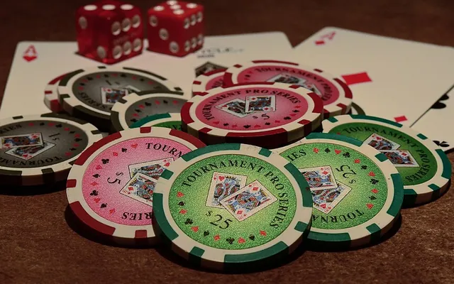 Casino-Chips, Karten und Würfel